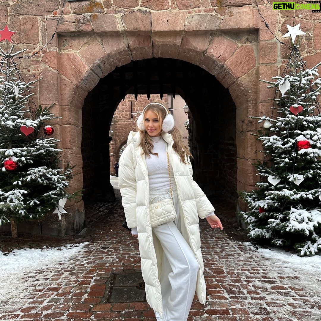Adixia Romaniello Instagram - Un petit monde appart et magique pendant la période de Noël, L’accueil chaleureux, la nourriture, les décors, le paysage tout est magnifique cette région me tiens beaucoup à cœur ❄️🥨🤍 Village Riquewihr