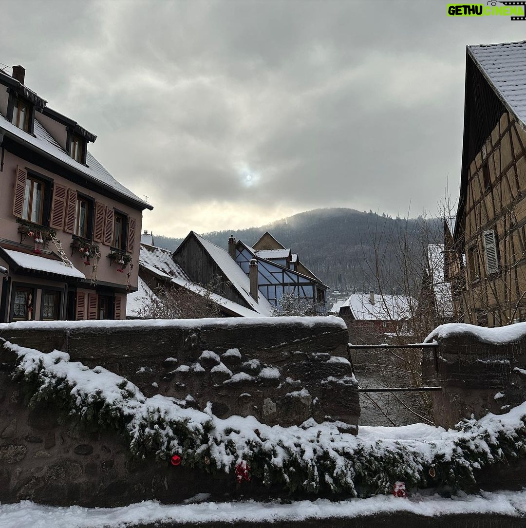 Adixia Romaniello Instagram - Un petit monde appart et magique pendant la période de Noël, L’accueil chaleureux, la nourriture, les décors, le paysage tout est magnifique cette région me tiens beaucoup à cœur ❄️🥨🤍 Village Riquewihr