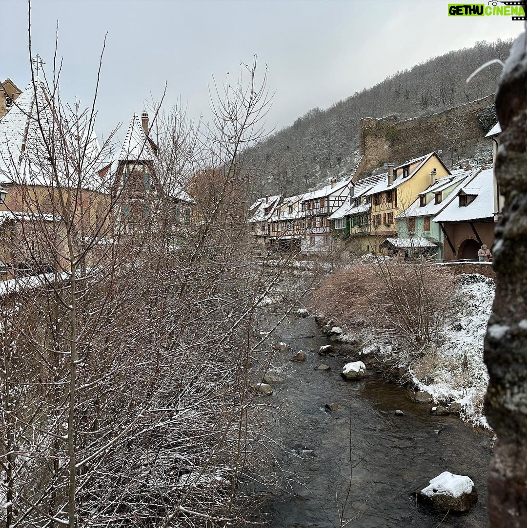Adixia Romaniello Instagram - Un petit monde appart et magique pendant la période de Noël, L’accueil chaleureux, la nourriture, les décors, le paysage tout est magnifique cette région me tiens beaucoup à cœur ❄️🥨🤍 Village Riquewihr