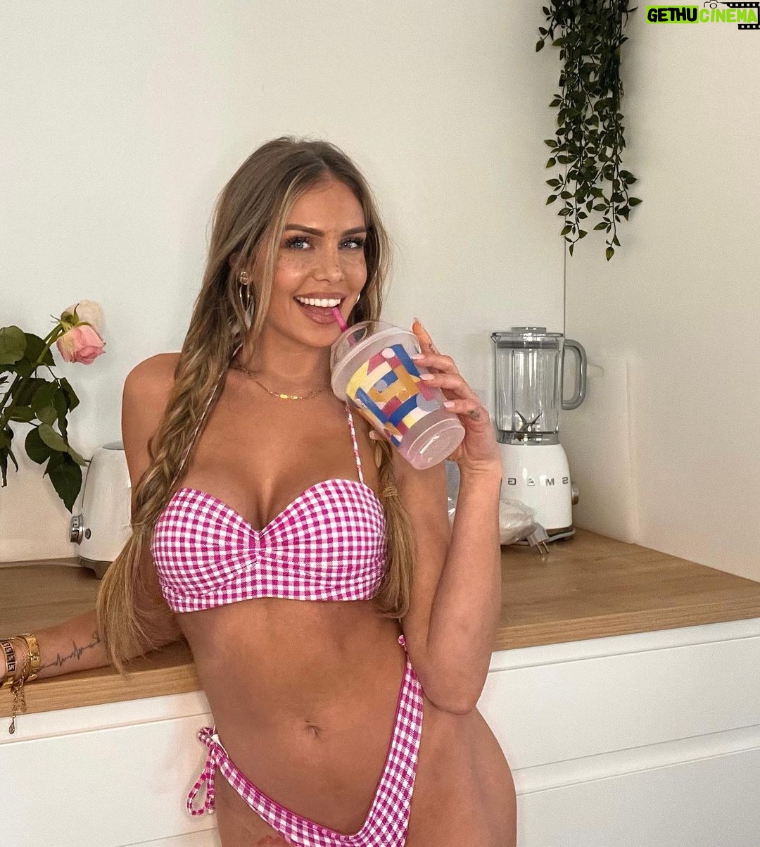 Adixia Romaniello Instagram - 🔥LES FILLES, il me faisait les yeux doux depuis quelques semaines et j’ai enfin craqué pour ce magnifique modèle de chez @princessbikinisfrance vraiment trop de choix, la coupe est juste sublime 🥳 si vous voulez vous faire plaisir, profitez de -10% avec mon code : ✨ADIXIA10✨ @shaunaevents
