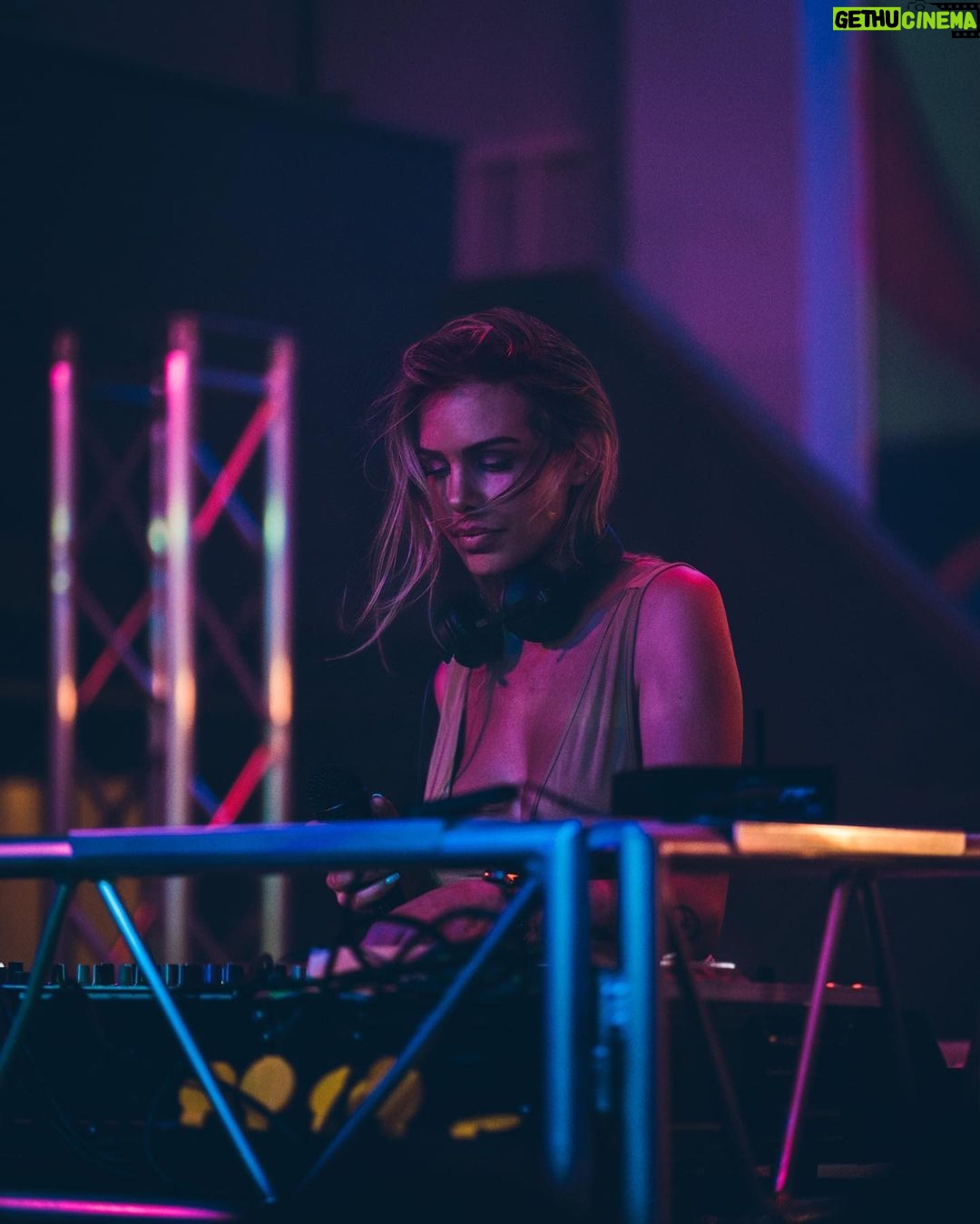 Adixia Romaniello Instagram - Ma connexion c’est vous 🫶🏼❤️🔥! @diamantbleu_club 📸 : @ciskovisuals @iamnotrichparis Le Diamant Bleu - Discothèque & ses terrasses