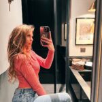 Adixia Romaniello Instagram - Et si je vous disais que mon nouveau son est disponible sur Spotify? 🤩 #SELFIE l’avez vous reconnu? DISPONIBLE EN BIO 👅🤳🏼
