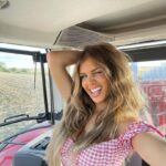 Adixia Romaniello Instagram - 🚜🌾 Voulez-vous que je vienne faire vos champs?🤣🌽 Vendée