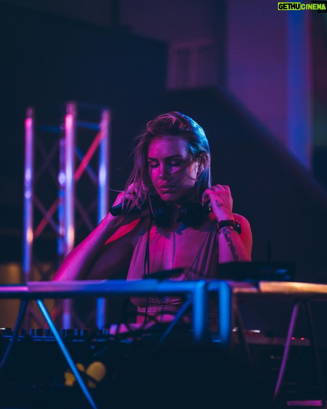Adixia Romaniello Instagram - Ma connexion c’est vous 🫶🏼❤️🔥! @diamantbleu_club 📸 : @ciskovisuals @iamnotrichparis Le Diamant Bleu - Discothèque & ses terrasses