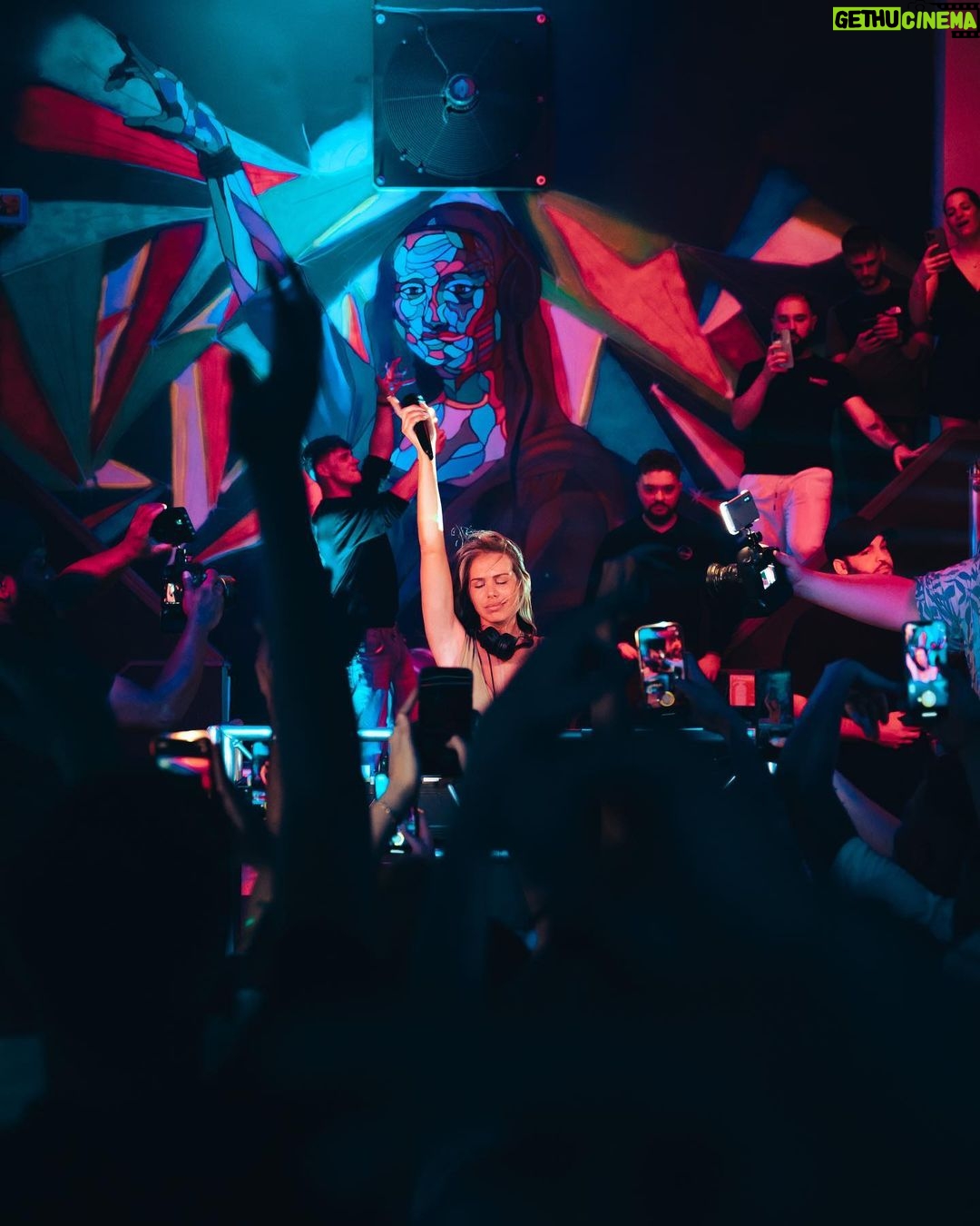 Adixia Romaniello Instagram - Ma connexion c’est vous 🫶🏼❤️🔥! @diamantbleu_club 📸 : @ciskovisuals @iamnotrichparis Le Diamant Bleu - Discothèque & ses terrasses