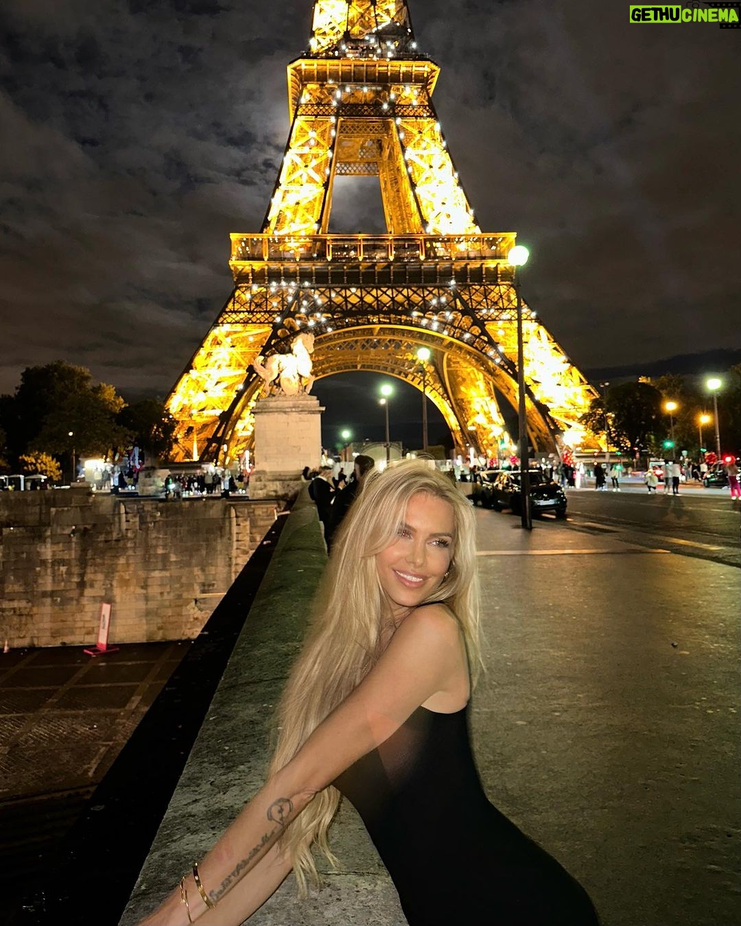 Adixia Romaniello Instagram - Cliché, mais j’adore 🖤 Paris, France