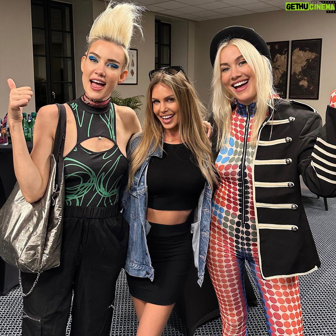 Adixia Romaniello Instagram - NERVO π§πΌββοΈπ€ @nervomusic On dirait des petites fΓ©es (enfin grandes car la naine dans l'histoire, c'est moi π) Stereoparc Festival