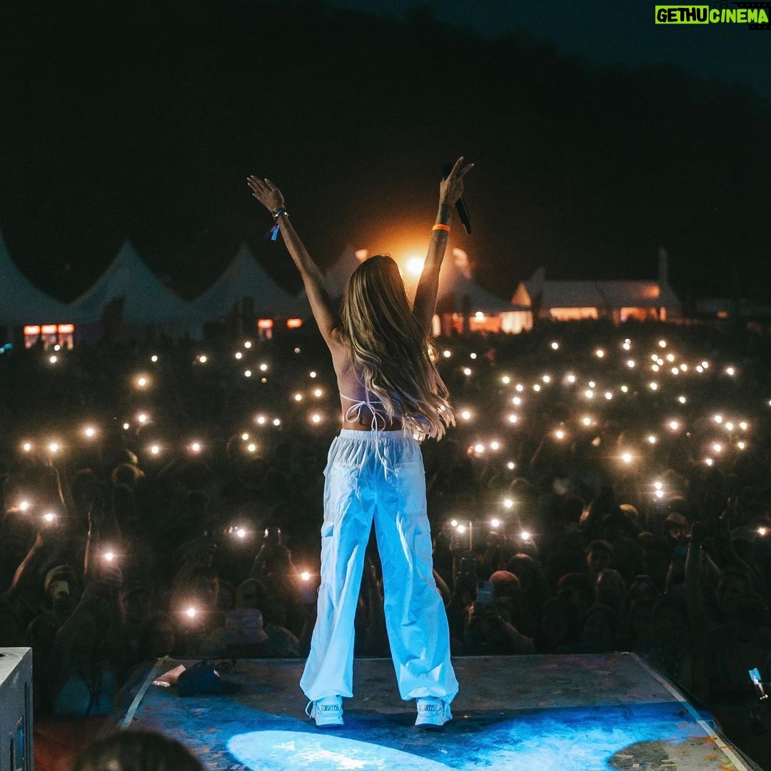 Adixia Romaniello Instagram - Merci à la Belgique, vous avez été magnifiques ! Quelle sensation incroyable de vibrer ensemble 🇧🇪❤️ @holilakesfestival Pics by @haubecq.be @iamnotrichparis Cerfontaine