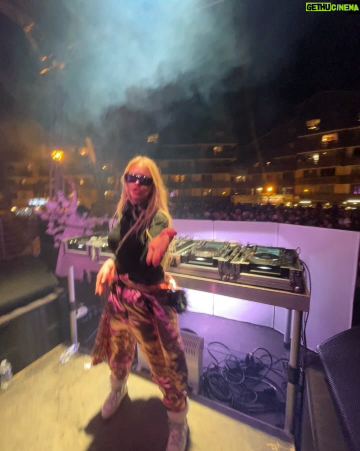 Adixia Romaniello Instagram - Gratitude infinie pour Valfrejus 🏔✨! On a failli transformer les pistes en rivières tellement c’était enflammé 🔥. Mixer pour vous a été un pur bonheur. Merci à tous pour ces vibes incroyables! #FireOnTheSnow @iamnotrichparis @valfrejus Valfréjus