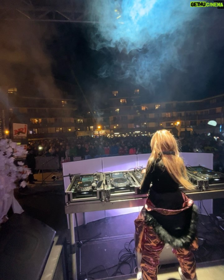 Adixia Romaniello Instagram - Gratitude infinie pour Valfrejus 🏔✨! On a failli transformer les pistes en rivières tellement c’était enflammé 🔥. Mixer pour vous a été un pur bonheur. Merci à tous pour ces vibes incroyables! #FireOnTheSnow @iamnotrichparis @valfrejus Valfréjus