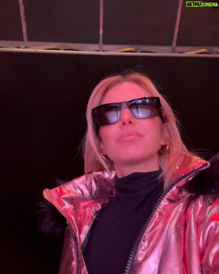 Adixia Romaniello Instagram - Gratitude infinie pour Valfrejus 🏔✨! On a failli transformer les pistes en rivières tellement c’était enflammé 🔥. Mixer pour vous a été un pur bonheur. Merci à tous pour ces vibes incroyables! #FireOnTheSnow @iamnotrichparis @valfrejus Valfréjus
