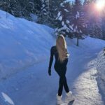 Adixia Romaniello Instagram - Vent glacial à @valfrejus et -10°C. Frissonner ? Moi ? Jamais, surtout pas sur les photos ! #MaîtriseDuFrisson Valfréjus