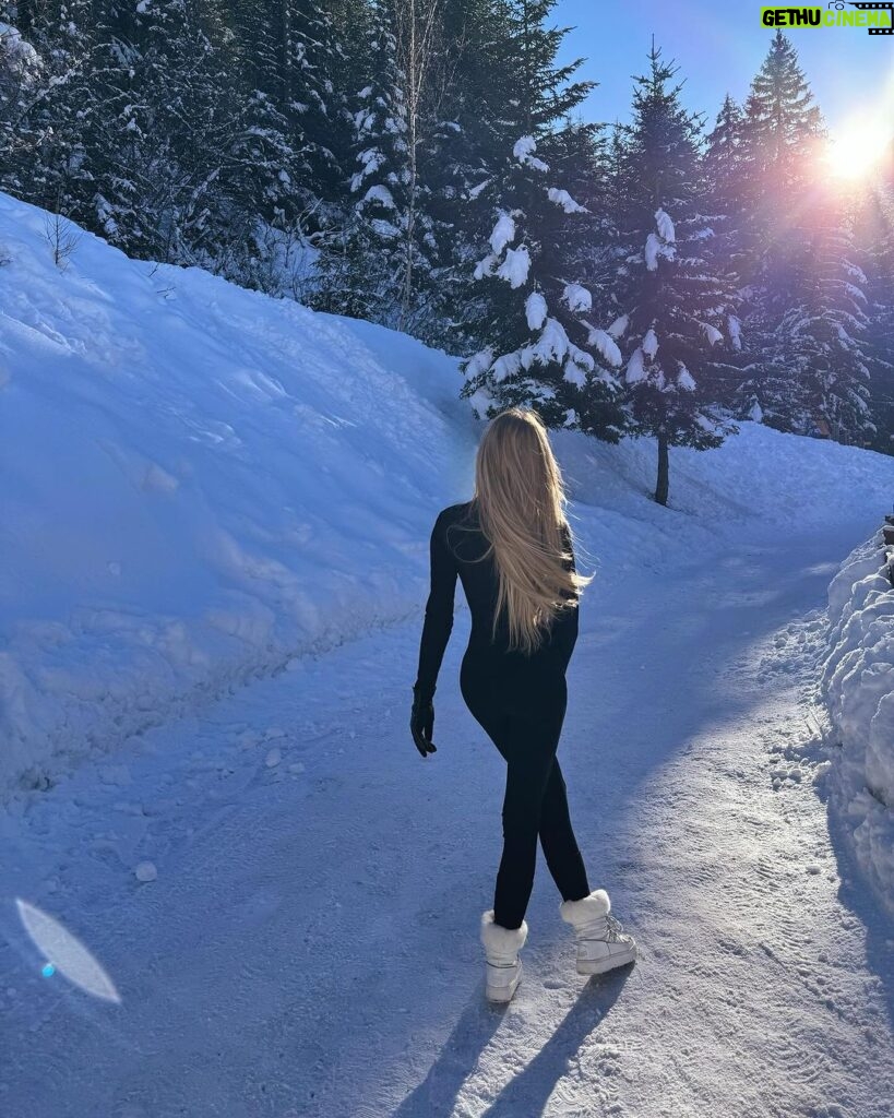 Adixia Romaniello Instagram - Vent glacial à @valfrejus et -10°C. Frissonner ? Moi ? Jamais, surtout pas sur les photos ! #MaîtriseDuFrisson Valfréjus