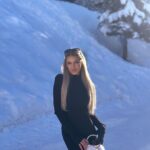 Adixia Romaniello Instagram - Vent glacial à @valfrejus et -10°C. Frissonner ? Moi ? Jamais, surtout pas sur les photos ! #MaîtriseDuFrisson Valfréjus