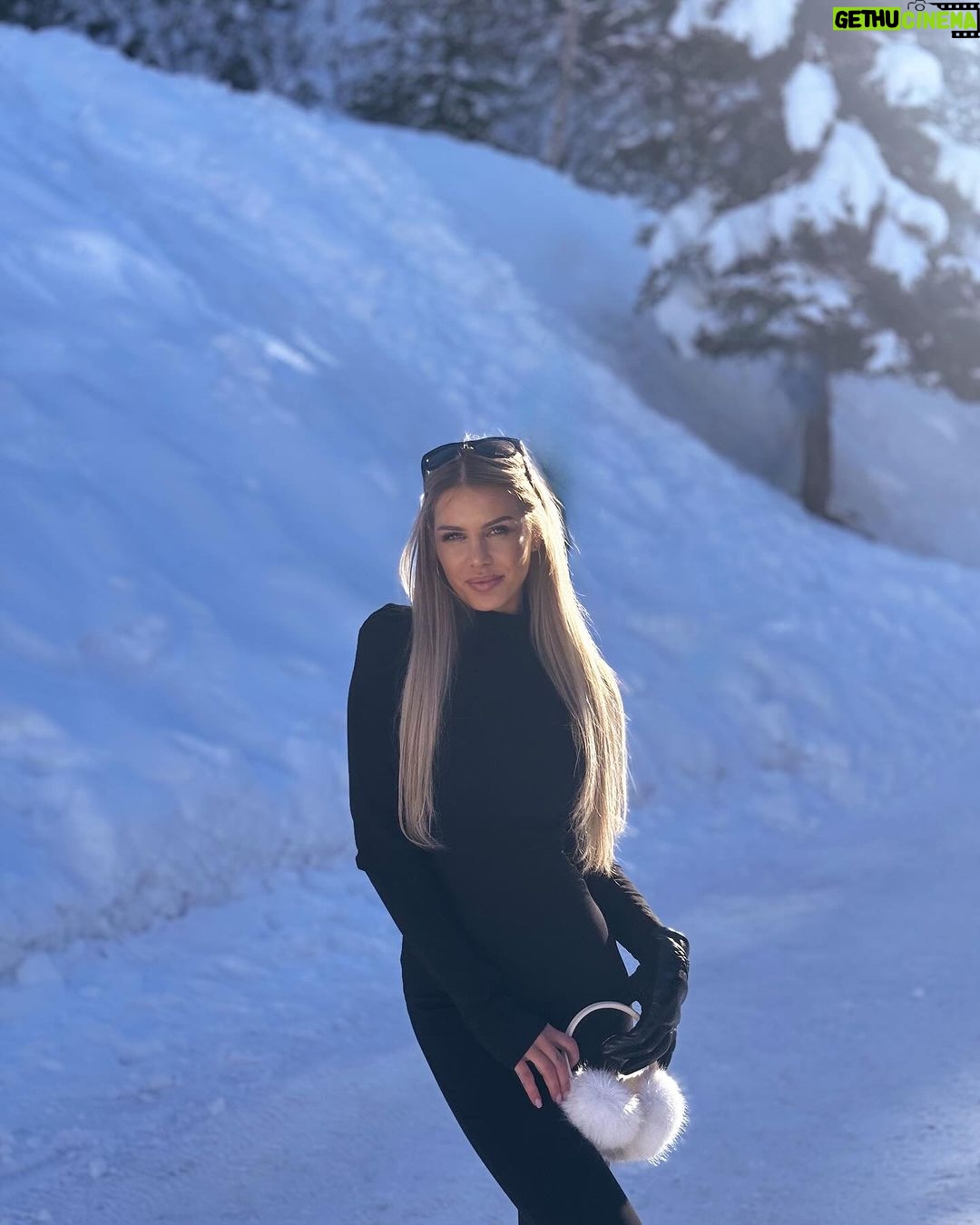 Adixia Romaniello Instagram - Vent glacial à @valfrejus et -10°C. Frissonner ? Moi ? Jamais, surtout pas sur les photos ! #MaîtriseDuFrisson Valfréjus