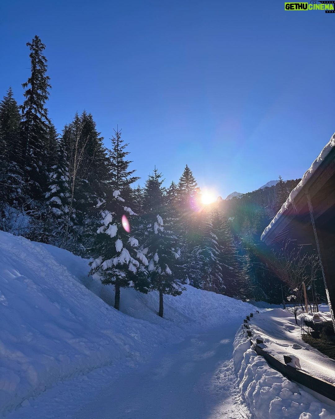 Adixia Romaniello Instagram - Vent glacial à @valfrejus et -10°C. Frissonner ? Moi ? Jamais, surtout pas sur les photos ! #MaîtriseDuFrisson Valfréjus