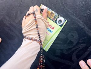 Aima Baig Instagram - The Summoning - terrifying, beautiful, an aghast feeling all at the same time. Its like you’re unlocking a few secrets of the world - everytime it gives you smthn to always remember 🙂

May ALLAH always keep summoning me for my tauba’s and also may ALLAH always keep my Aba jiii w me forever. Ily father ❤️🫶

🕋🫡🙏❤️