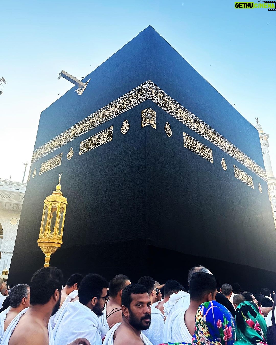 Aima Baig Instagram - For the first time in my life - i wanted to post these beautiful moments that i spend there rather than the ones i took of myself, in this beautiful month of Ramadan. Its still very surreal to me - all of this. The BULAWAH 🙏🕋❤️ P.s To all those - Hi i still got the chance to touch and feel the Kabah w these inked hands. The thing is - its not the person whos ever bad, it could be their deeds or actions that are being disliked religiously. ALLAH is the Gracious of all, he loves us more than 70 mothers. May ALLAH, invite every Muslim to this Holy place. Ameen 🤲 Mecca, Saudi Arabia
