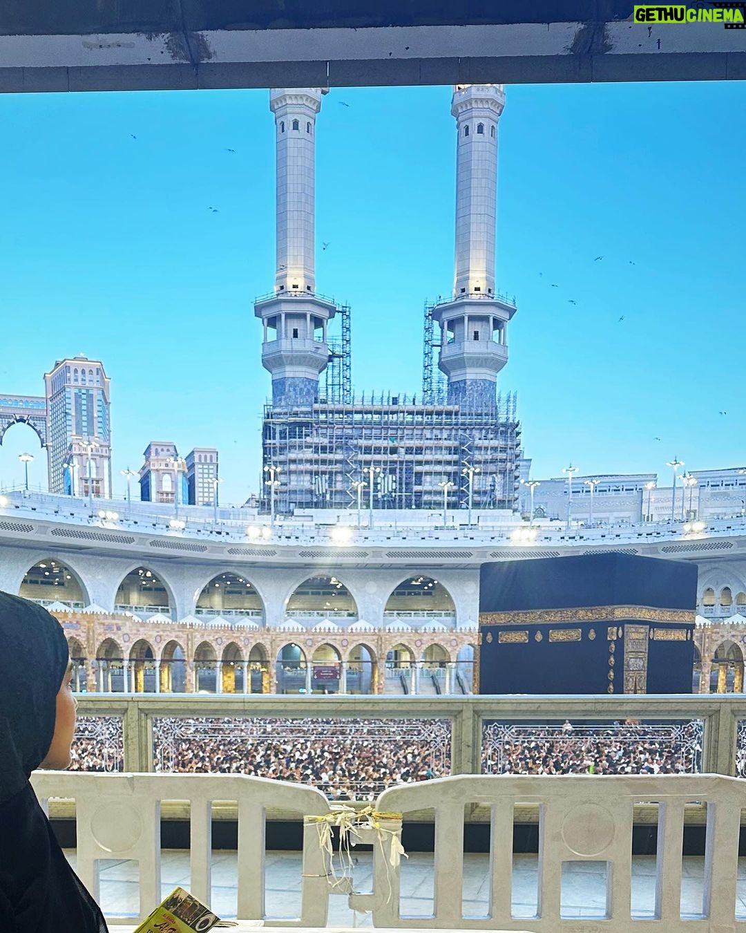 Aima Baig Instagram - For the first time in my life - i wanted to post these beautiful moments that i spend there rather than the ones i took of myself, in this beautiful month of Ramadan. Its still very surreal to me - all of this. The BULAWAH 🙏🕋❤️ P.s To all those - Hi i still got the chance to touch and feel the Kabah w these inked hands. The thing is - its not the person whos ever bad, it could be their deeds or actions that are being disliked religiously. ALLAH is the Gracious of all, he loves us more than 70 mothers. May ALLAH, invite every Muslim to this Holy place. Ameen 🤲 Mecca, Saudi Arabia