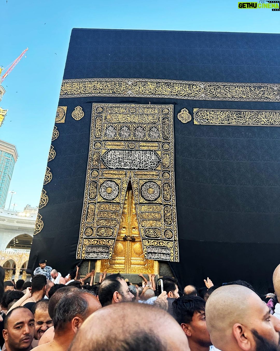 Aima Baig Instagram - For the first time in my life - i wanted to post these beautiful moments that i spend there rather than the ones i took of myself, in this beautiful month of Ramadan. Its still very surreal to me - all of this. The BULAWAH 🙏🕋❤️ P.s To all those - Hi i still got the chance to touch and feel the Kabah w these inked hands. The thing is - its not the person whos ever bad, it could be their deeds or actions that are being disliked religiously. ALLAH is the Gracious of all, he loves us more than 70 mothers. May ALLAH, invite every Muslim to this Holy place. Ameen 🤲 Mecca, Saudi Arabia