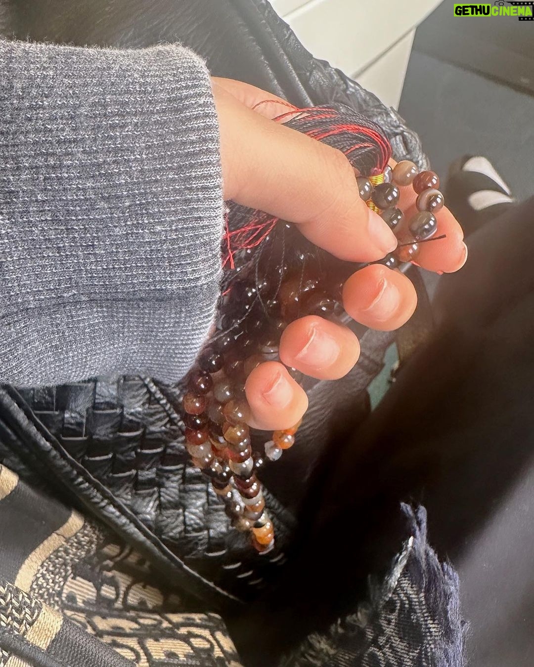 Aima Baig Instagram - For the first time in my life - i wanted to post these beautiful moments that i spend there rather than the ones i took of myself, in this beautiful month of Ramadan. Its still very surreal to me - all of this. The BULAWAH 🙏🕋❤️ P.s To all those - Hi i still got the chance to touch and feel the Kabah w these inked hands. The thing is - its not the person whos ever bad, it could be their deeds or actions that are being disliked religiously. ALLAH is the Gracious of all, he loves us more than 70 mothers. May ALLAH, invite every Muslim to this Holy place. Ameen 🤲 Mecca, Saudi Arabia