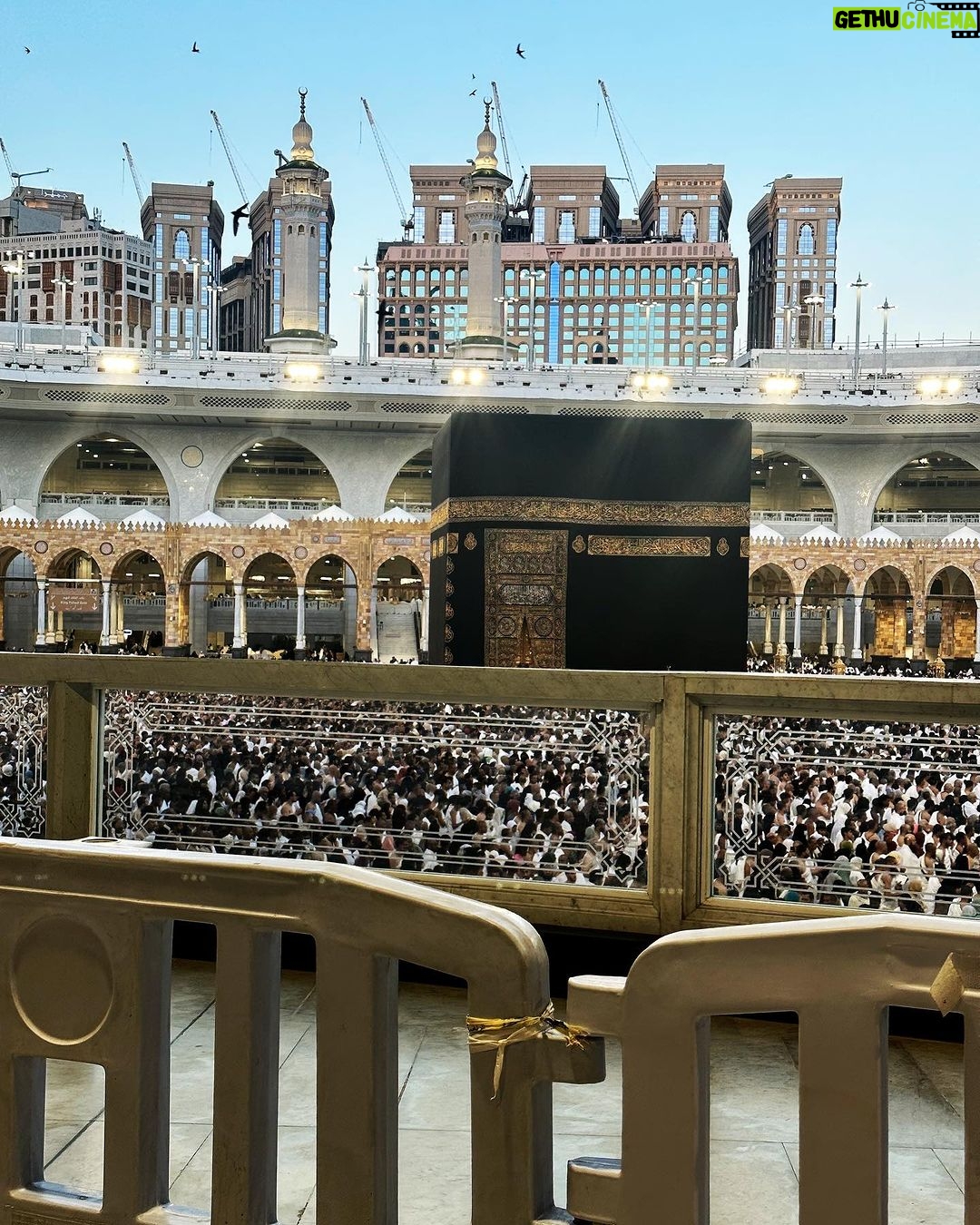 Aima Baig Instagram - For the first time in my life - i wanted to post these beautiful moments that i spend there rather than the ones i took of myself, in this beautiful month of Ramadan. Its still very surreal to me - all of this. The BULAWAH 🙏🕋❤️ P.s To all those - Hi i still got the chance to touch and feel the Kabah w these inked hands. The thing is - its not the person whos ever bad, it could be their deeds or actions that are being disliked religiously. ALLAH is the Gracious of all, he loves us more than 70 mothers. May ALLAH, invite every Muslim to this Holy place. Ameen 🤲 Mecca, Saudi Arabia