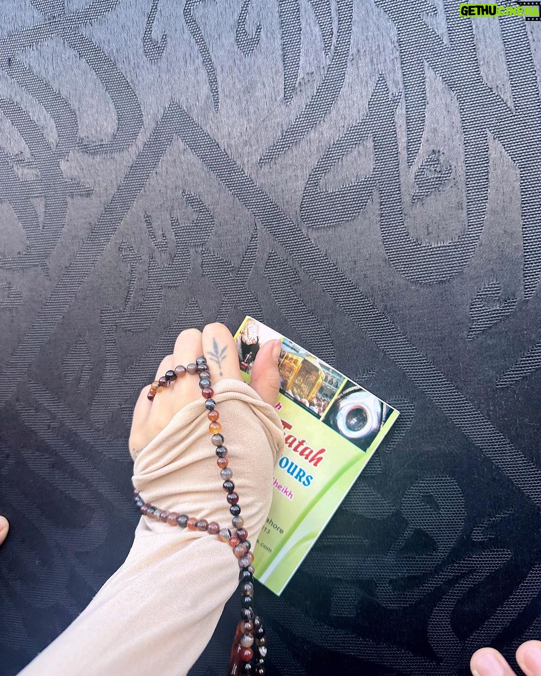 Aima Baig Instagram - For the first time in my life - i wanted to post these beautiful moments that i spend there rather than the ones i took of myself, in this beautiful month of Ramadan. Its still very surreal to me - all of this. The BULAWAH 🙏🕋❤️ P.s To all those - Hi i still got the chance to touch and feel the Kabah w these inked hands. The thing is - its not the person whos ever bad, it could be their deeds or actions that are being disliked religiously. ALLAH is the Gracious of all, he loves us more than 70 mothers. May ALLAH, invite every Muslim to this Holy place. Ameen 🤲 Mecca, Saudi Arabia