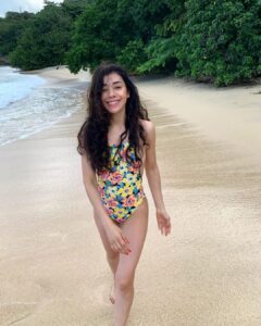 Aimee Garcia Instagram - HAPPY NEW YEAR everyone!!! May 2020 be filled w love, belly laughs & clarity (see what I did there 😜) ... Let’s be kind to each other, be grateful for the little things & have the courage to put our hearts on the line. Love over Ego ... siempre 💙 We got this 💪🏽🥂