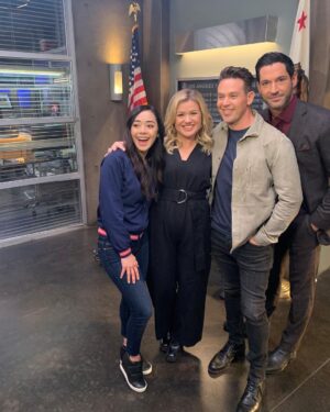 Aimee Garcia Instagram - When you are a HUGE FAN of @kellyclarkson (& secretly feel like u r besties) & she drops by #Lucifer set 🤗 @officialtomellis @kevinmalejandro PINCH ME!! Our shenanigans on @kellyclarksonshow Oct 28 😈