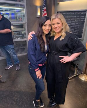 Aimee Garcia Instagram - When you are a HUGE FAN of @kellyclarkson (& secretly feel like u r besties) & she drops by #Lucifer set 🤗 @officialtomellis @kevinmalejandro PINCH ME!! Our shenanigans on @kellyclarksonshow Oct 28 😈