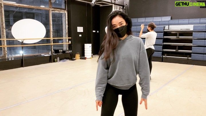Aimee Garcia Instagram - Beyoncé “Hair-O-graphy” ME: How does Beyoncé keep her hair out of her face?” JESSICA: “She has fans” 😹