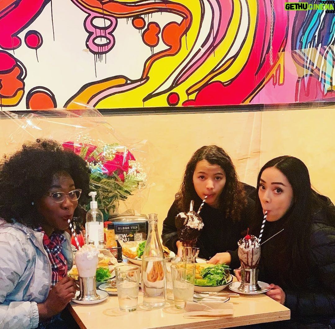Aimee Garcia Instagram - Burgers & Shakes WRAP!!! Shoutout to these incredible woman who brought their heart, sweat & tears to this project @dejamoniquecruz @zen_will @realfreddieprinze @gabbotagliavini @gmtfilms @netflix 🎬🙏🏽👏🏽 New York City, N.Y.