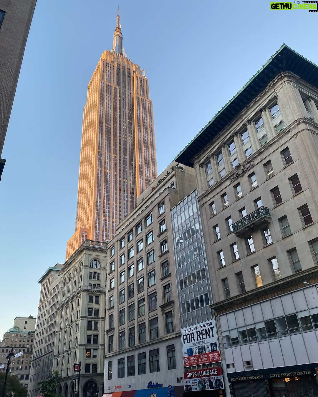 Aimee Garcia Instagram - Shooting a movie in New York City … w incredible people … where we get to sing, dance & laugh??! Pinch me now🎬🎥🌇💃🏽 Never give up on your dreams. New York City, N.Y.