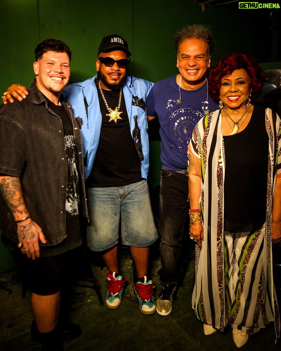 Alcione Instagram - Ontem fui prestigiar meu amigo @zericardooficial no show “Segue o Baile” e ainda encontrei meu filho @ferrugem e @bkttlapa, que adorei conhecer! Noite maravilhosa! (Alcione)