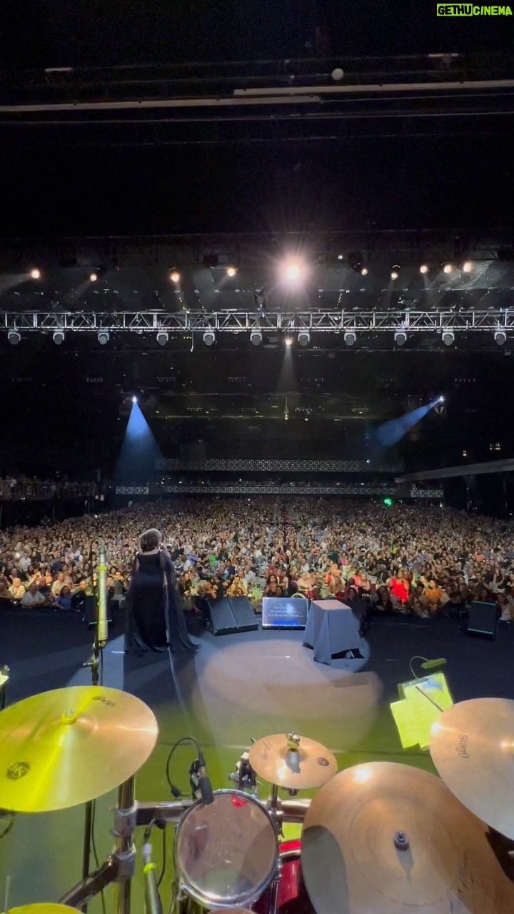 Alcione Instagram - São Paulo sempre teve um canto especial no meu coração e na minha carreira. Foi por aqui que eu também comecei… E a noite de ontem, só reforça o quanto nosso amor é verídico. Ver o @espacounimed lotado, com tanto carinho, jamais sairá da minha memória! Obrigada, Sampa!!!! Obrigada, @espacounimed!!!! (Alcione) São Paulo, Brazil