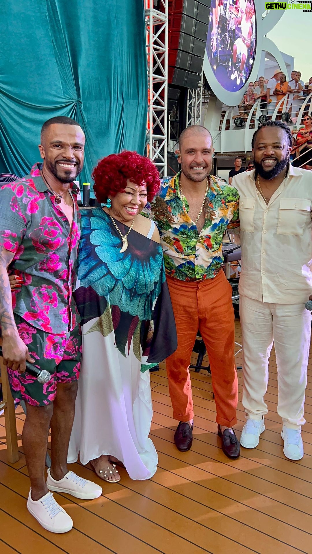 Alcione - 207K Likes - Quando soube que meus filhos @alexandrepires_ @diogonogueira_oficial e @xandedepilares estavam fazendo uma roda de samba na piscina do @navioalexandrepires, não me aguentei, tive que descer! (Alcione)