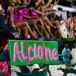 Alcione Instagram - Aqui o samba não morrerá jamais! ✨ A Mangueira trouxe a energia de sua comunidade para abrir o último dia de ensaios técnicos na Sapucaí. 💚💖 Preparamos esses registros incríveis da nação mangueirense: passe pro lado e confira cada clique. 📸 Acompanhe com a gente essa noite de teste de luz e som e aproveite para marcar aquele amigo que é verde e rosa de coração. 📲 Sambódromo da Marquês de Sapucaí