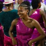 Alcione Instagram - Aqui o samba não morrerá jamais! ✨ A Mangueira trouxe a energia de sua comunidade para abrir o último dia de ensaios técnicos na Sapucaí. 💚💖 Preparamos esses registros incríveis da nação mangueirense: passe pro lado e confira cada clique. 📸 Acompanhe com a gente essa noite de teste de luz e som e aproveite para marcar aquele amigo que é verde e rosa de coração. 📲 Sambódromo da Marquês de Sapucaí