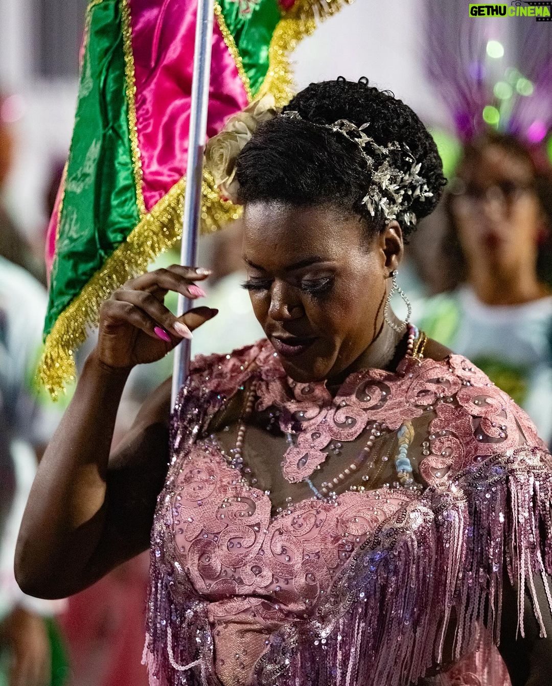 Alcione Instagram - Aqui o samba não morrerá jamais! ✨ A Mangueira trouxe a energia de sua comunidade para abrir o último dia de ensaios técnicos na Sapucaí. 💚💖 Preparamos esses registros incríveis da nação mangueirense: passe pro lado e confira cada clique. 📸 Acompanhe com a gente essa noite de teste de luz e som e aproveite para marcar aquele amigo que é verde e rosa de coração. 📲 Sambódromo da Marquês de Sapucaí
