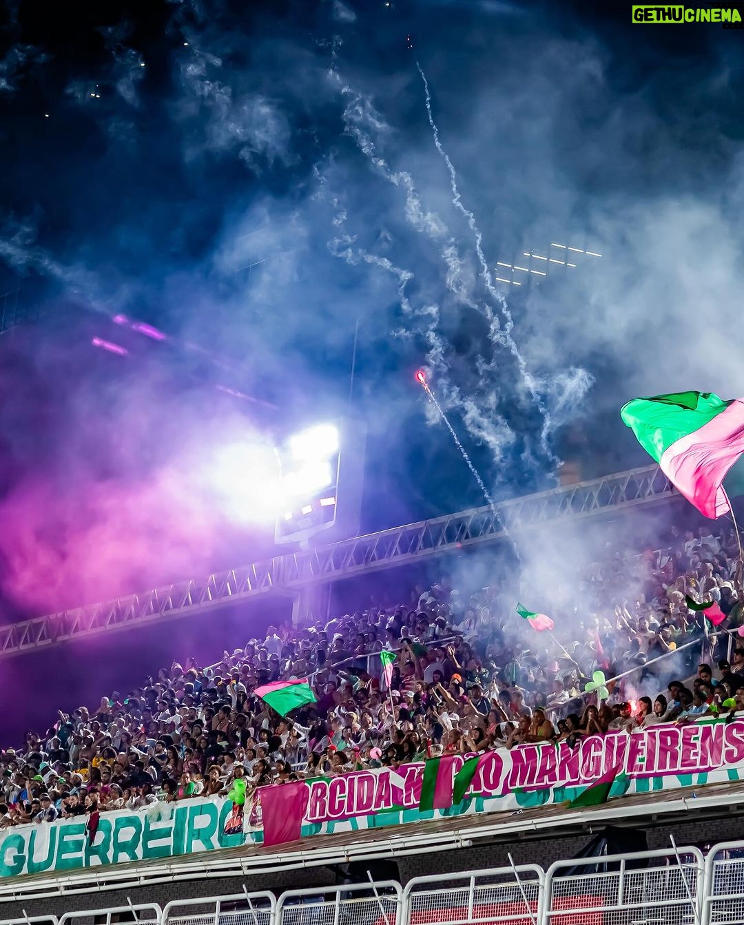Alcione Instagram - Aqui o samba não morrerá jamais! ✨ A Mangueira trouxe a energia de sua comunidade para abrir o último dia de ensaios técnicos na Sapucaí. 💚💖 Preparamos esses registros incríveis da nação mangueirense: passe pro lado e confira cada clique. 📸 Acompanhe com a gente essa noite de teste de luz e som e aproveite para marcar aquele amigo que é verde e rosa de coração. 📲 Sambódromo da Marquês de Sapucaí