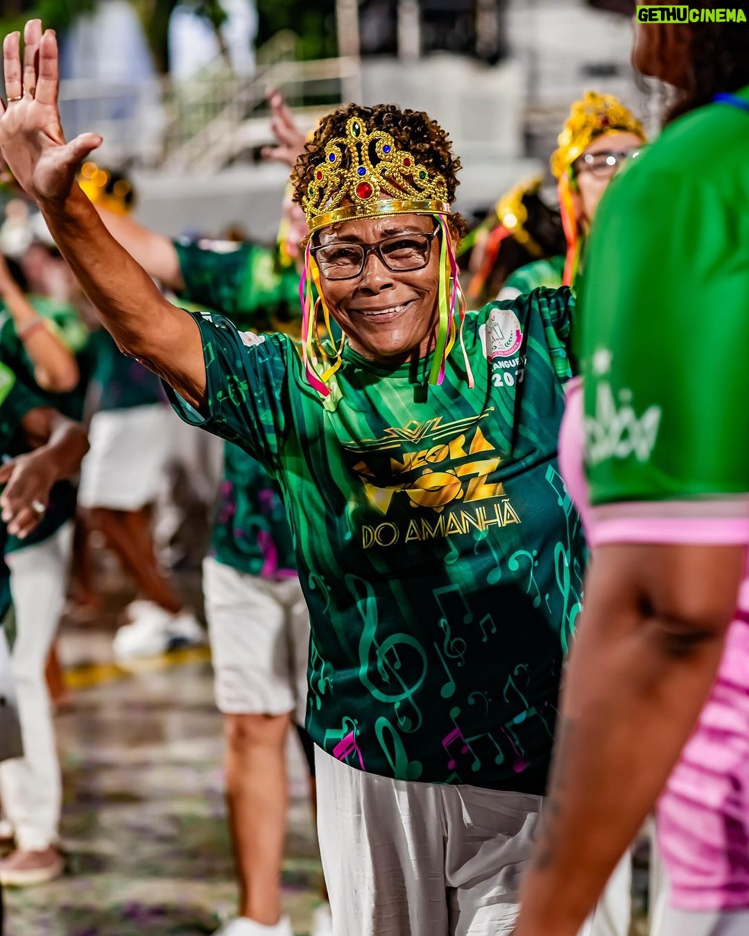 Alcione Instagram - Aqui o samba não morrerá jamais! ✨ A Mangueira trouxe a energia de sua comunidade para abrir o último dia de ensaios técnicos na Sapucaí. 💚💖 Preparamos esses registros incríveis da nação mangueirense: passe pro lado e confira cada clique. 📸 Acompanhe com a gente essa noite de teste de luz e som e aproveite para marcar aquele amigo que é verde e rosa de coração. 📲 Sambódromo da Marquês de Sapucaí