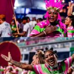Alcione Instagram - Aqui o samba não morrerá jamais! ✨ A Mangueira trouxe a energia de sua comunidade para abrir o último dia de ensaios técnicos na Sapucaí. 💚💖 Preparamos esses registros incríveis da nação mangueirense: passe pro lado e confira cada clique. 📸 Acompanhe com a gente essa noite de teste de luz e som e aproveite para marcar aquele amigo que é verde e rosa de coração. 📲 Sambódromo da Marquês de Sapucaí