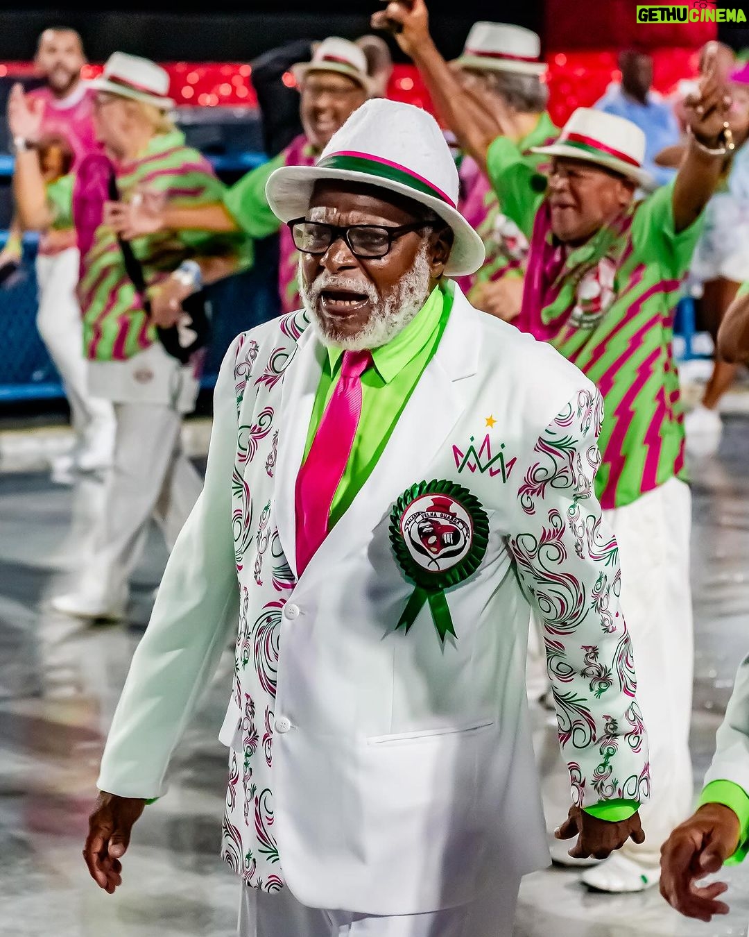 Alcione Instagram - Aqui o samba não morrerá jamais! ✨ A Mangueira trouxe a energia de sua comunidade para abrir o último dia de ensaios técnicos na Sapucaí. 💚💖 Preparamos esses registros incríveis da nação mangueirense: passe pro lado e confira cada clique. 📸 Acompanhe com a gente essa noite de teste de luz e som e aproveite para marcar aquele amigo que é verde e rosa de coração. 📲 Sambódromo da Marquês de Sapucaí