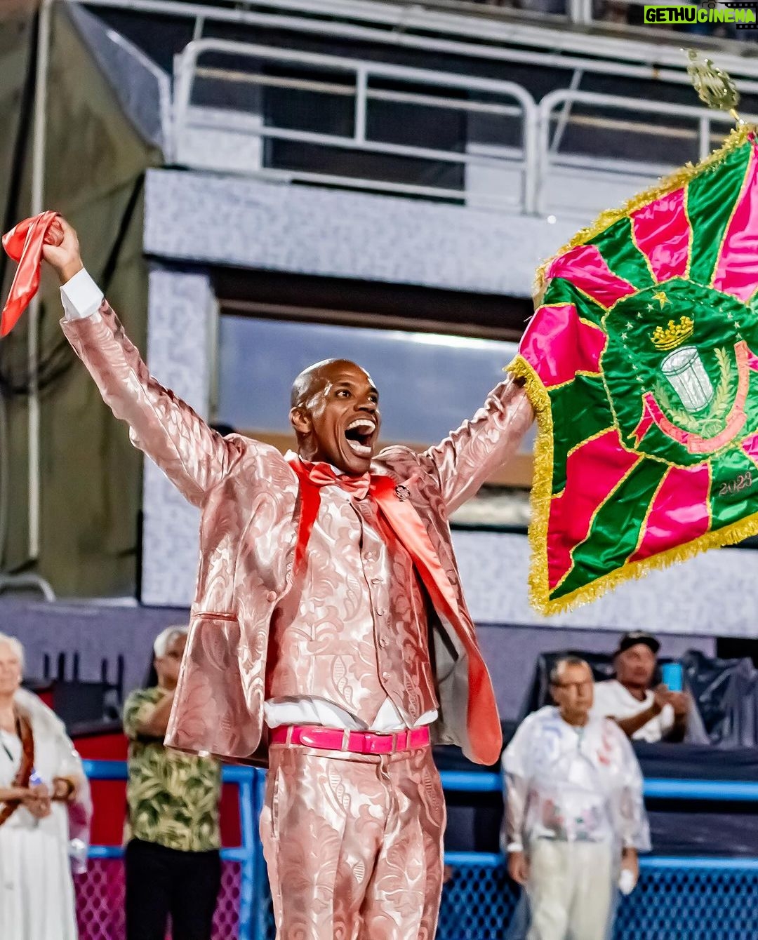 Alcione Instagram - Aqui o samba não morrerá jamais! ✨ A Mangueira trouxe a energia de sua comunidade para abrir o último dia de ensaios técnicos na Sapucaí. 💚💖 Preparamos esses registros incríveis da nação mangueirense: passe pro lado e confira cada clique. 📸 Acompanhe com a gente essa noite de teste de luz e som e aproveite para marcar aquele amigo que é verde e rosa de coração. 📲 Sambódromo da Marquês de Sapucaí