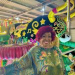 Alcione Instagram - “Ê, Bumba Meu Boi, ê, Boi de tradição Tem que respeitar Maracanã Que faz tremer o chão! Toca tambor de crioula, firma no batuquejê Ô pequena feita pra vencer!” Pelo brilho no olhar já temos noção da alegria que a Marrom ficou ao visitar o barracão da @mangueira_oficial e conhecer as alegorias que passarão na Sapucaí em sua homenagem, né? Avante, Nação Verde e Rosa!!!! (Equipe)