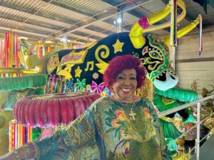 Alcione Instagram - “Ê, Bumba Meu Boi, ê, Boi de tradição
Tem que respeitar Maracanã
Que faz tremer o chão!
Toca tambor de crioula, firma no batuquejê
Ô pequena feita pra vencer!”

Pelo brilho no olhar já temos noção da alegria que a Marrom ficou ao visitar o barracão da @mangueira_oficial e conhecer as alegorias que passarão na Sapucaí em sua homenagem, né? Avante, Nação Verde e Rosa!!!! (Equipe)