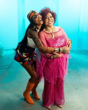 Alcione Instagram - A vinheta Globeleza 2024 já está no ar! 

O clássico composto por @jorgearagaodacruz e Franco Lattari, desde 1991 anuncia o Carnaval na @tvglobo e esse ano ganhou as vozes da Marrom e @ludmilla! 

Quem já assistiu? (Equipe)