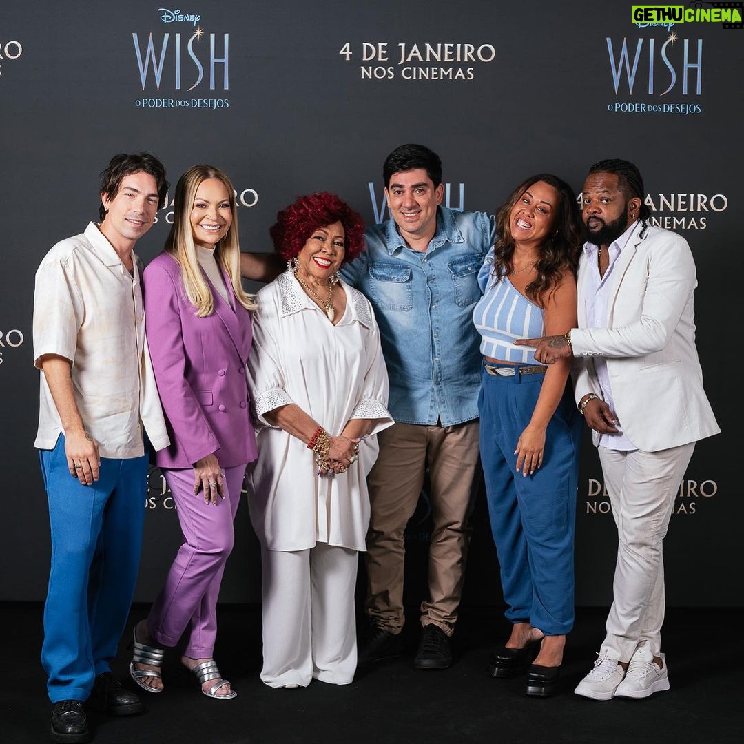 Alcione Instagram - O filme das férias e para tooooda a família: hoje, 04/01, estreia Wish: O Poder Dos Desejos, uma animação da Disney que tive a honra de dublar a Árvore Mãe, em uma floresta recheada de mistérios e magias! @diferrero @solangealmeida @marceloadnet0 @evelyncastrooficial e @xandedepilares também dividiram essa felicidade comigo. Corre para o cinema mais perto e emocione-se, como eu! (Alcione) #WishOPoderDosDesejos @disneystudiosbr