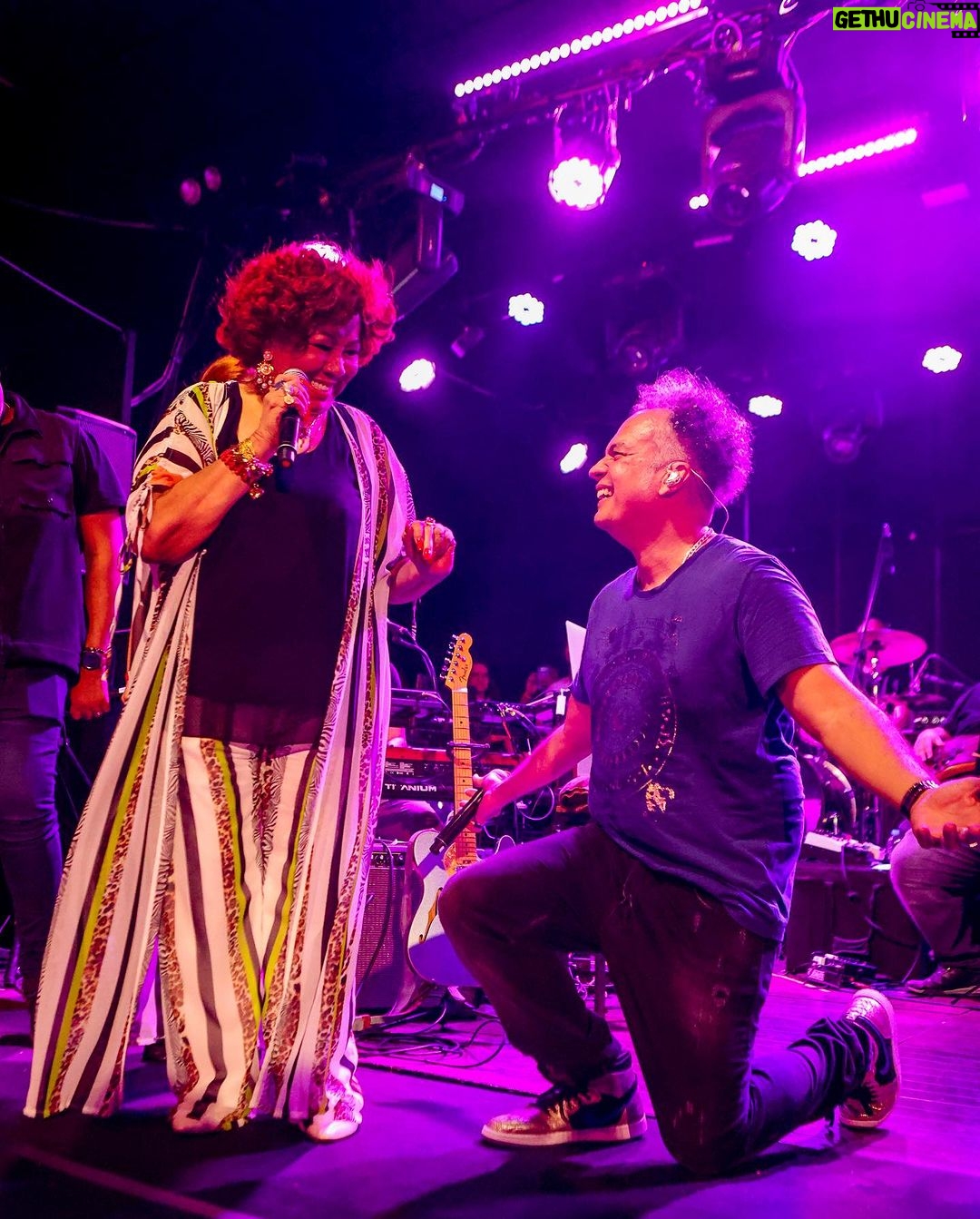 Alcione Instagram - Ontem fui prestigiar meu amigo @zericardooficial no show “Segue o Baile” e ainda encontrei meu filho @ferrugem e @bkttlapa, que adorei conhecer! Noite maravilhosa! (Alcione)