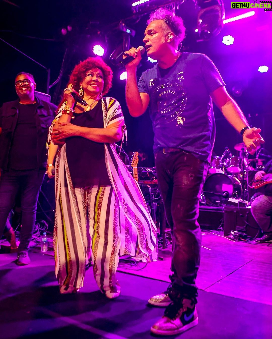 Alcione Instagram - Ontem fui prestigiar meu amigo @zericardooficial no show “Segue o Baile” e ainda encontrei meu filho @ferrugem e @bkttlapa, que adorei conhecer! Noite maravilhosa! (Alcione)